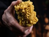 Свеча «Шишки с розами»