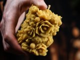 Свеча «Шишки с розами»