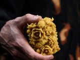 Свеча «Шишки с розами»