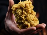 Свеча «Шишки с розами»
