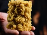 Свеча «Шишки с розами»