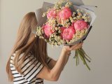 Букет с 5 пионами и ромашкой