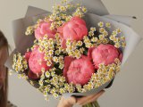 Букет с 5 пионами и ромашкой