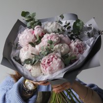 Нежнейший букет из белых и розовых пионов с эвкалиптом