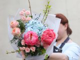 Букет с пионами Корал Шарм, гортензией и розами