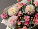 Букет с георгинами, розами и диантусом