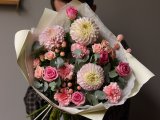 Букет с георгинами, розами и диантусом