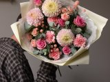 Букет с георгинами, розами и диантусом