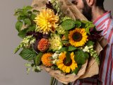Садовый букет с подсолнухами и георгинами
