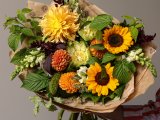 Садовый букет с подсолнухами и георгинами