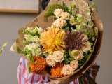 Садовый букет с георгинами и кустовыми розами