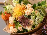Садовый букет с георгинами и кустовыми розами