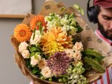 Садовый букет с георгинами и кустовыми розами