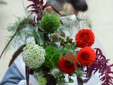 Букет с красными георгинами, амарантом и амми