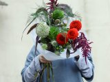 Букет с красными георгинами, амарантом и амми