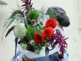 Букет с красными георгинами, амарантом и амми