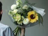 Букет с подсолнухом, диантусами и георгинами