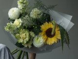 Букет с подсолнухом, диантусами и георгинами