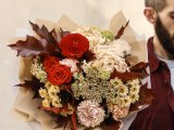Букет с георгином, розами и хризантемой