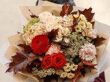 Букет с георгином, розами и хризантемой