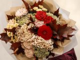 Букет с георгином, розами и хризантемой