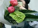 Букет с пионами и антуриумом