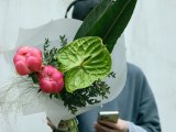 Букет с пионами и антуриумом