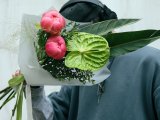 Букет с пионами и антуриумом