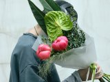 Букет с пионами и антуриумом