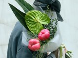 Букет с пионами и антуриумом