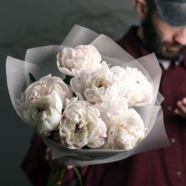 Монобукет из 7 бело-розовых пионов
