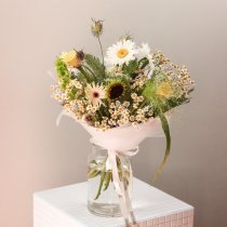 Полевой букет с лотосом и подсолнухом