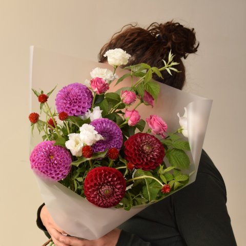 Букет с георгинами и эустомой