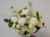 Букет с пионовидной розой, маттиолой и мятой