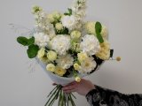 Букет с пионовидной розой, маттиолой и мятой
